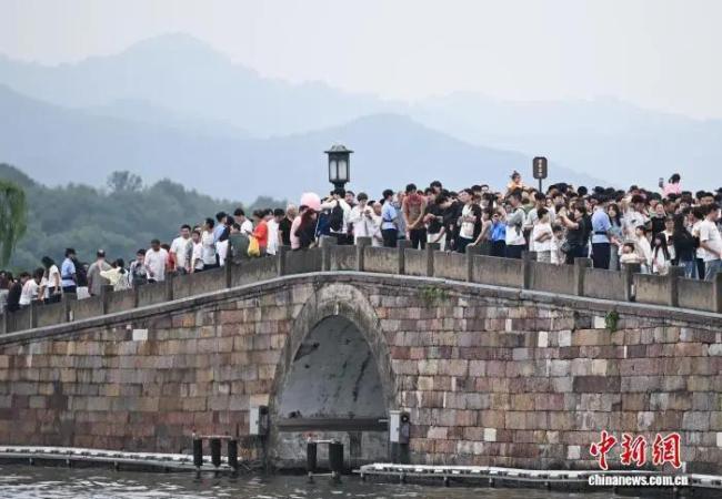 国庆假期各地景区“人从众” 游客接待创新高