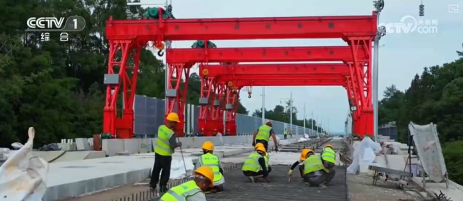 建设者假日坚守岗位一线 守护岁月静好