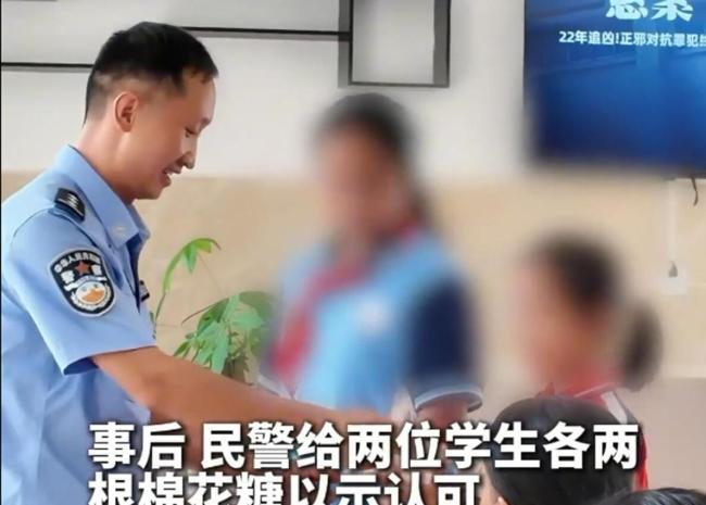 小学生捡起被风吹落的国旗 爱国行动获赞