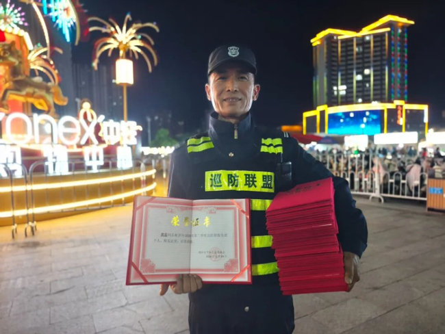 保安5年协助警方抓200多名嫌犯 英勇无畏获表彰
