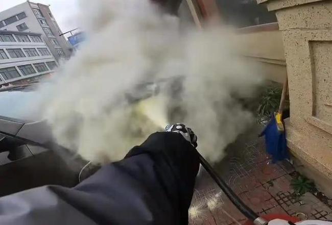救火小伙获大奖！张雪送车邀观赛