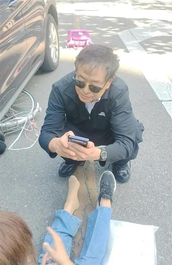 曝73岁濮存昕驾车出事故 拍照留证引争议