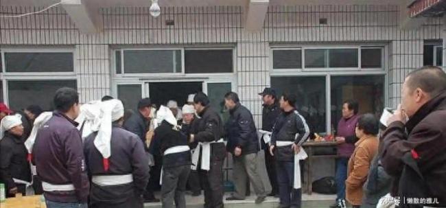 出殡遇村民拦路索要400元过路费 丧事被挟持收费引发热议