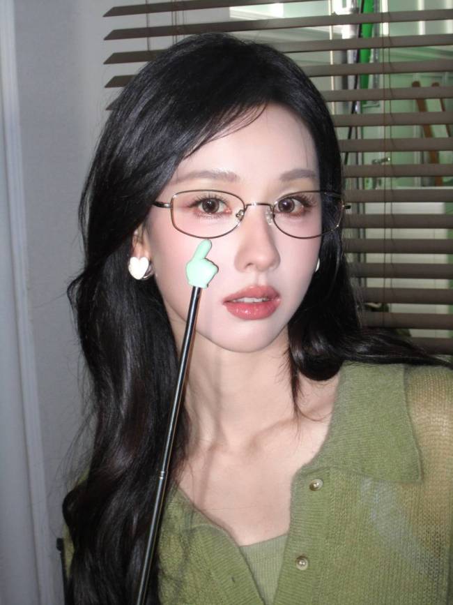 陈都灵银框眼镜麻辣女教师 书卷气息浓郁造型吸睛