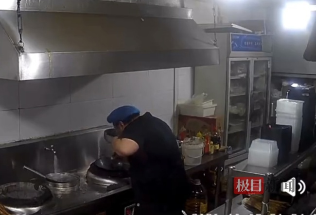 烧烤店厨师漱口水吐锅边被直播抓拍 违规行为引争议