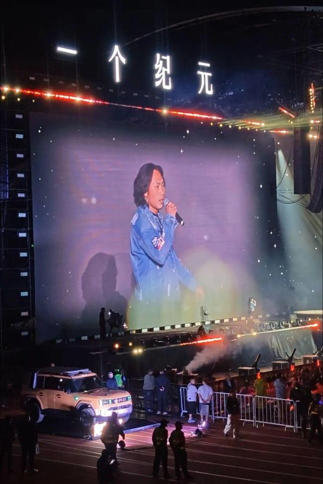 曾帮李克勤救场的歌手侯浪开演唱会
