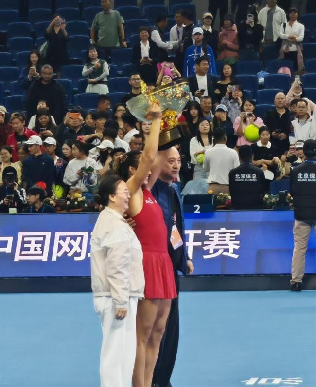 郑钦文调皮摘掉爸爸帽子露出光头