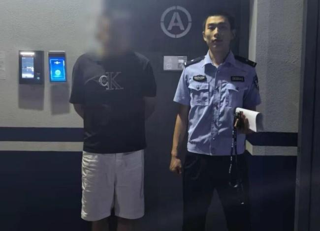 挪车蹭了黑色奔驰被4人围要14800，别慌着扫码，先报警定损，私转高价多半是敲诈