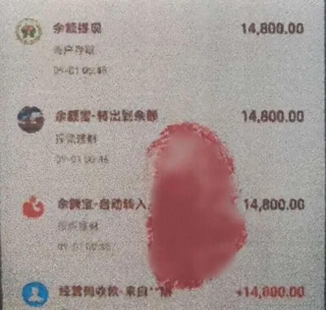 挪车蹭了黑色奔驰被4人围要14800，别慌着扫码，先报警定损，私转高价多半是敲诈