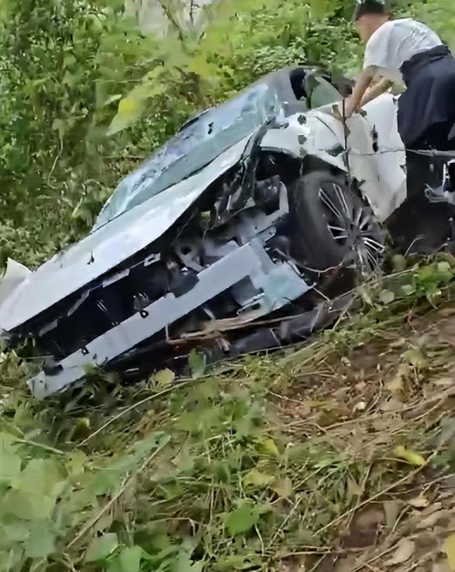 轿车坠崖车主幸运生还 胸椎骨折暂无生命危险