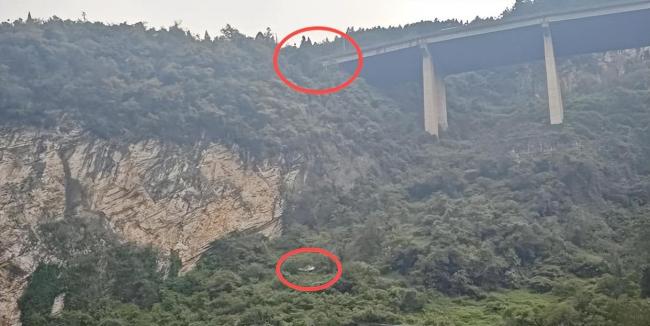 轿车坠崖车主幸运生还