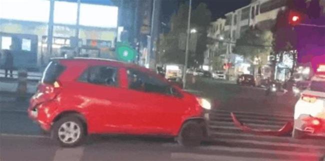 老头乐连撞多车司机被当场控制 操作不当引发连锁反应