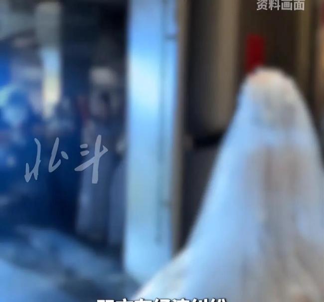 官方回应“一男与两女同日两宴”:不重婚;道德争议持续发酵
