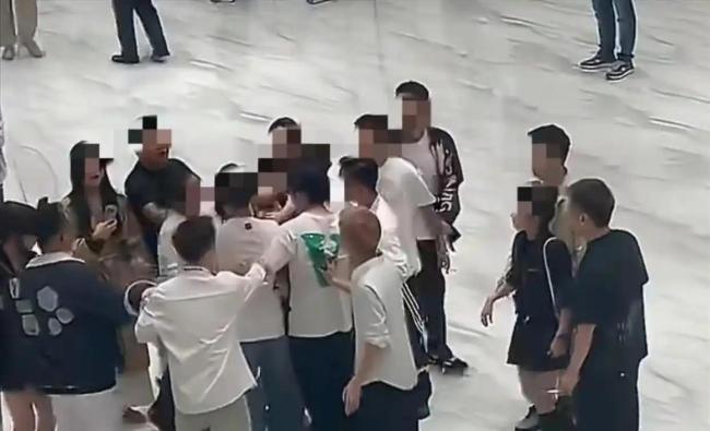 官方回应“一男与两女同日两宴”:不重婚;道德争议持续发酵