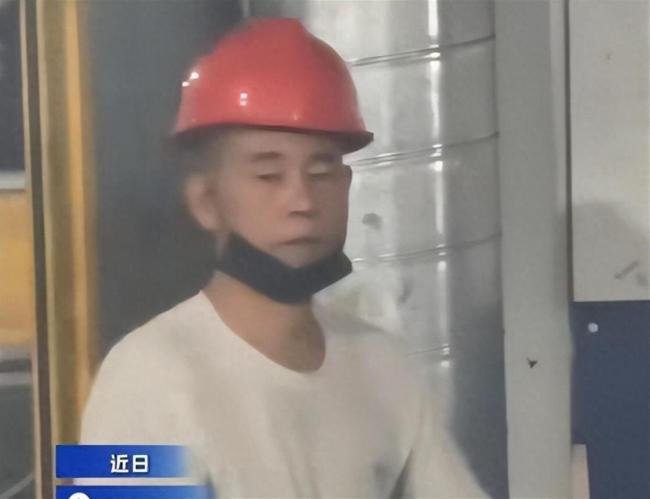 撞脸陈小春男子：生意失败进厂打工