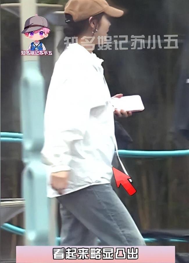 张佳宁挺孕肚出门办事 街拍图引猜测不断