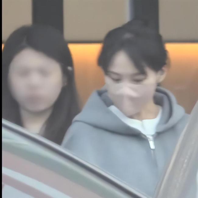 张佳宁挺孕肚出门办事 街拍图引猜测不断