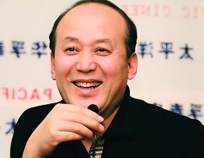 70岁郭达现状：住在西安老小区里养老，老态龙钟，妻子身份不一般 低调相伴四十年