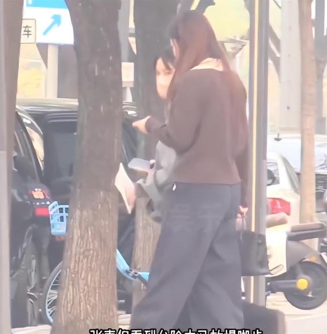 张佳宁挺孕肚出门办事 街拍图引猜测不断