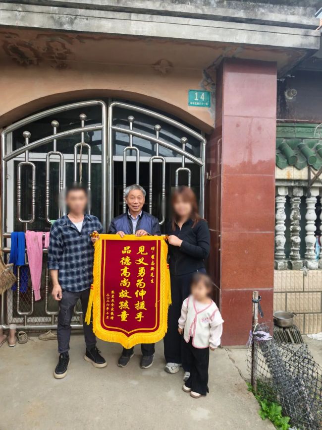 72岁老人纵身跳河救回6岁孩童
