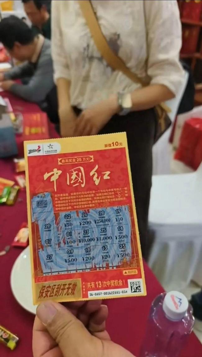 新人发彩票做伴手礼宾客刮中25万幸运宾客喜获大奖_中华网(图2)