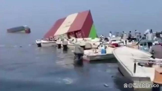 货轮沉没大量iPhone漂浮海面 海上意外引发热议