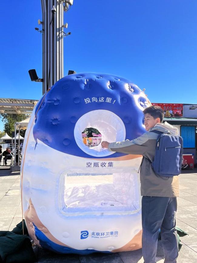北马“投篮式”垃圾桶被跑友点赞 环保创意引关注