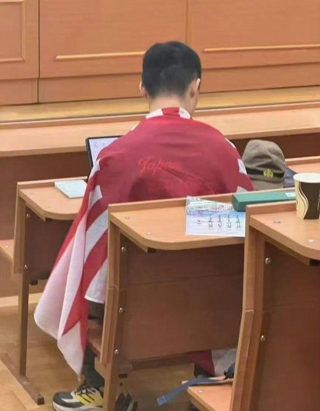 中国留学生课堂身披旭日旗 校方调查