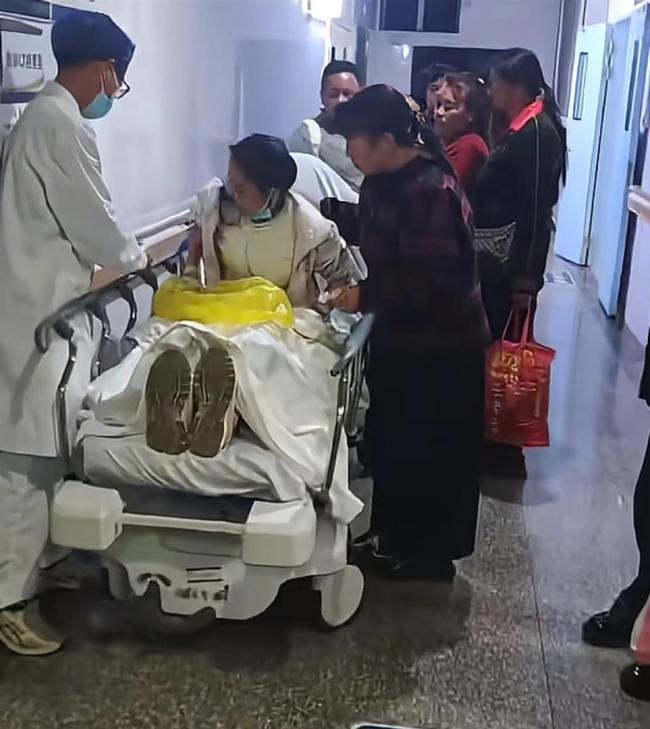 救援队吊车时车辆掉落 司机被砸身亡 意外引发热议