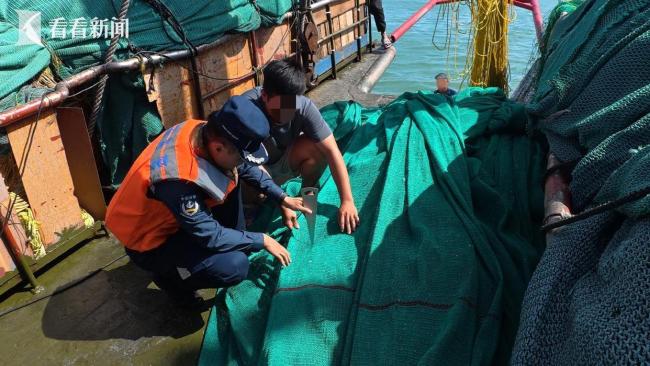 1夜连查3艘违法捕捞船27人落网 严打非法捕捞守护海洋生态