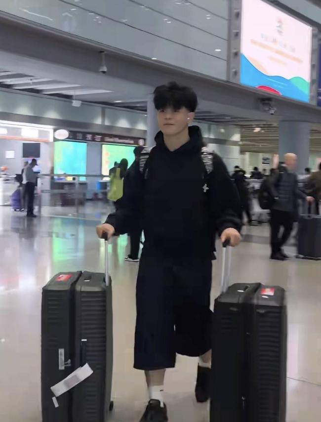 胡可接2个儿子回国 机场温馨一幕引关注
