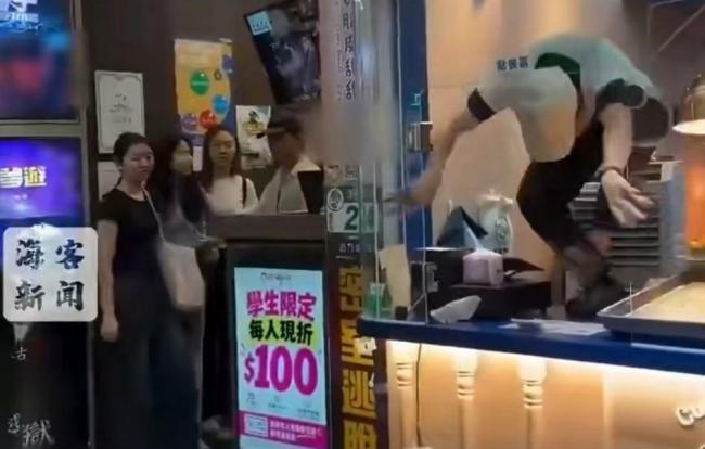 台湾58岁老人购物插队被店员追打 情绪失控背后
