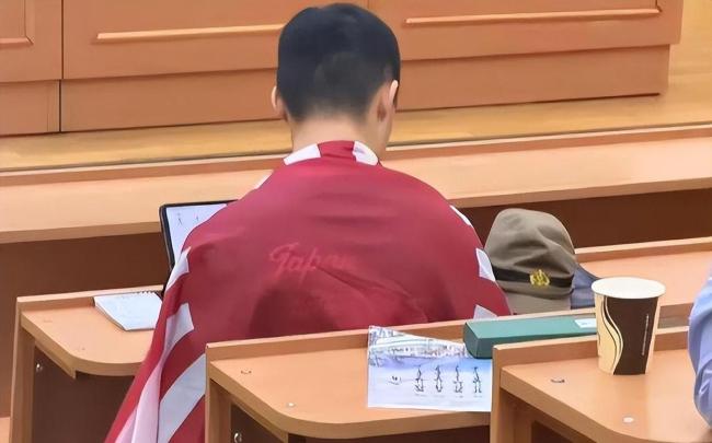 南京留学生身披旭日旗上课，踩破历史底线，一句认错就能换来原谅吗？