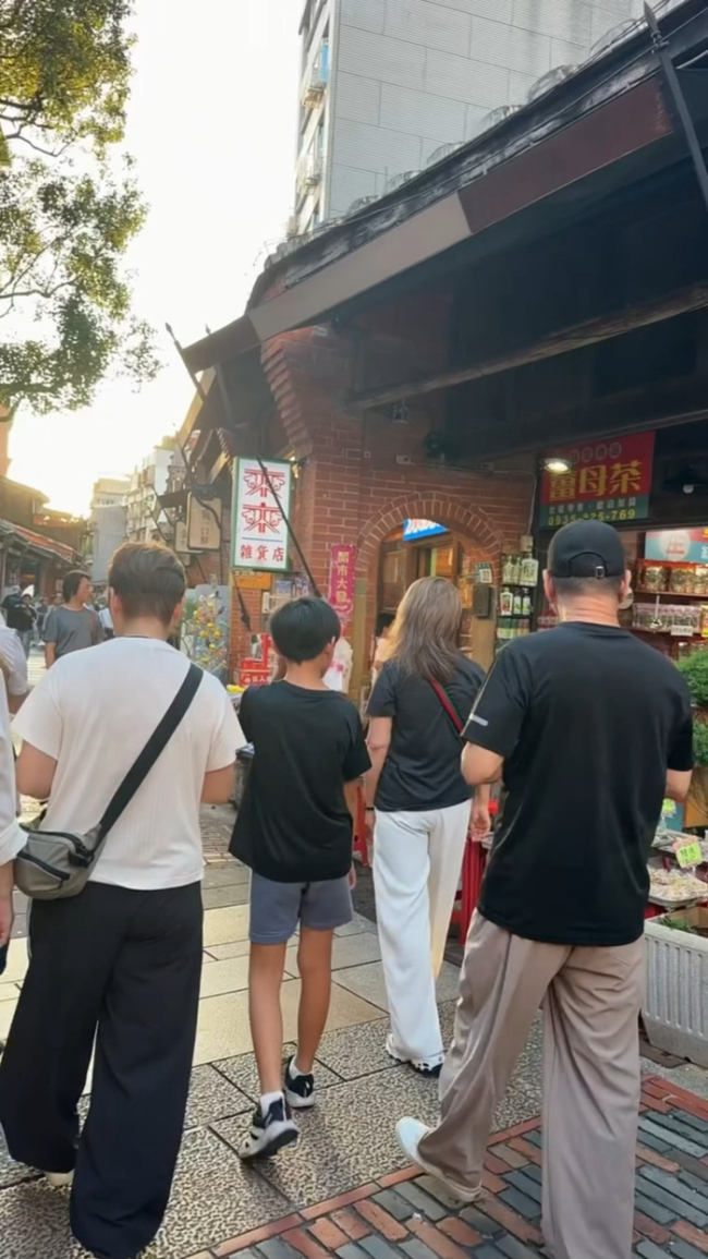 汪小菲晒与儿子霖霖逛街日常 家庭时光温馨分享