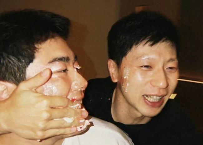 马龙梁靖崑蛋糕八仙祝寿刚好8个人