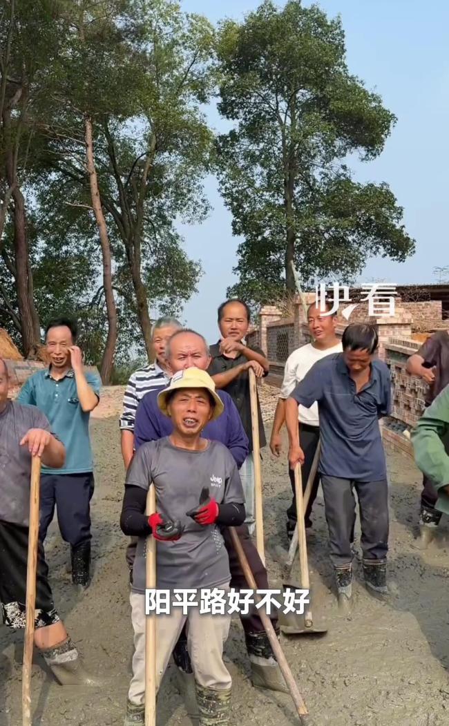 大婶为修路拆院墙 村民帮重建