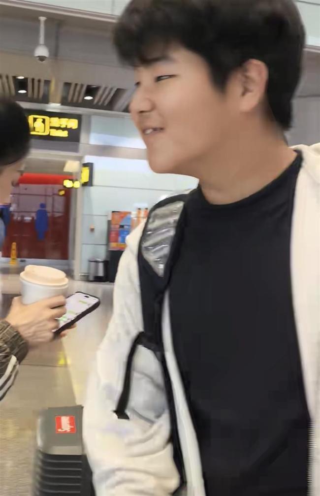 胡可在机场接两个儿子回国 兄弟俩反差萌引发热议