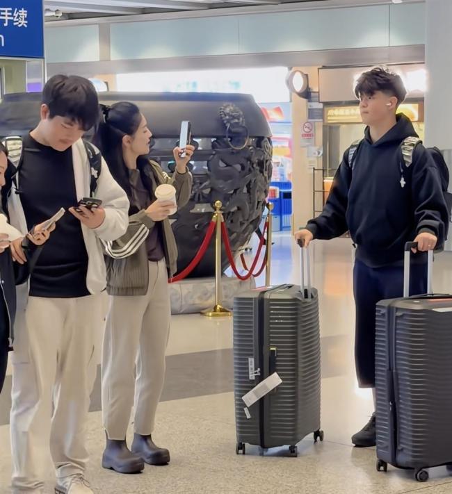 胡可在机场接两个儿子回国 兄弟俩反差萌引发热议