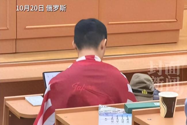 人民日报评留学生身披旭日旗
