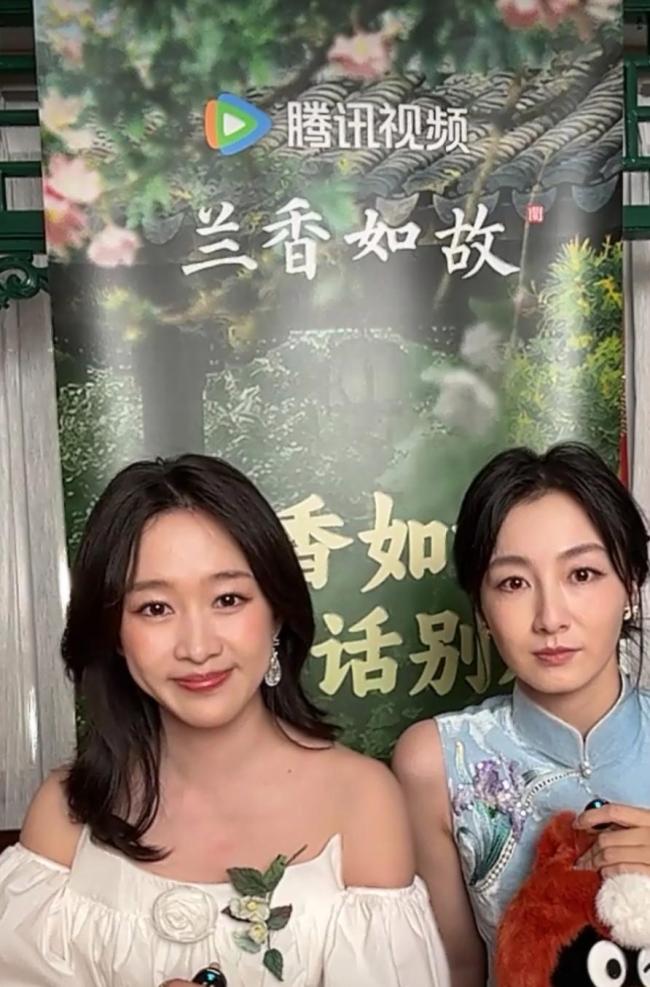 谭松韵刘学义像疲惫了一天的新郎新娘 直播中的真实疲惫引发共鸣