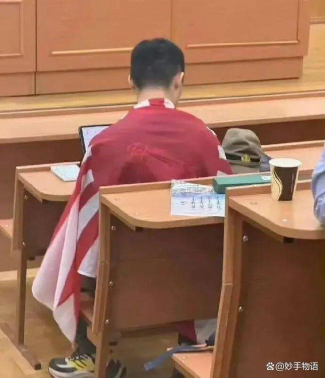 比旭日旗更刺骨！留学生妄言三代军人，转身膜拜军国主义，数典忘祖之徒，岂能轻饶？