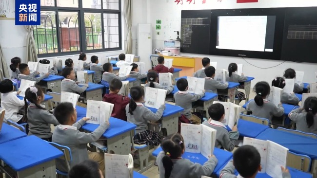 中小学校要严格落实中小学生每天综合体育活动时间不低于2小时，推行“课间15分钟”。中小学生可通过经常性远眺等方式放松眼睛，保持“一拳一尺一寸”的正确读写姿势，坚持规范做眼保健操。