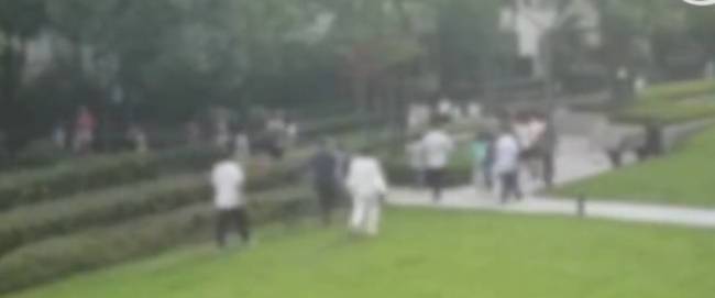 孩子抢玩具引发家长冲突3人被行拘 家长持械伤人事件升级