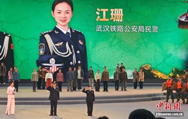 98年洪水中抱树女孩成警察 从被守护者到守护者