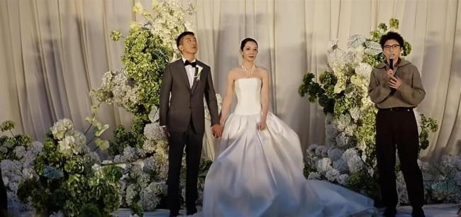 毛不易参加相识二十多年好友婚礼 真挚友谊见证时刻