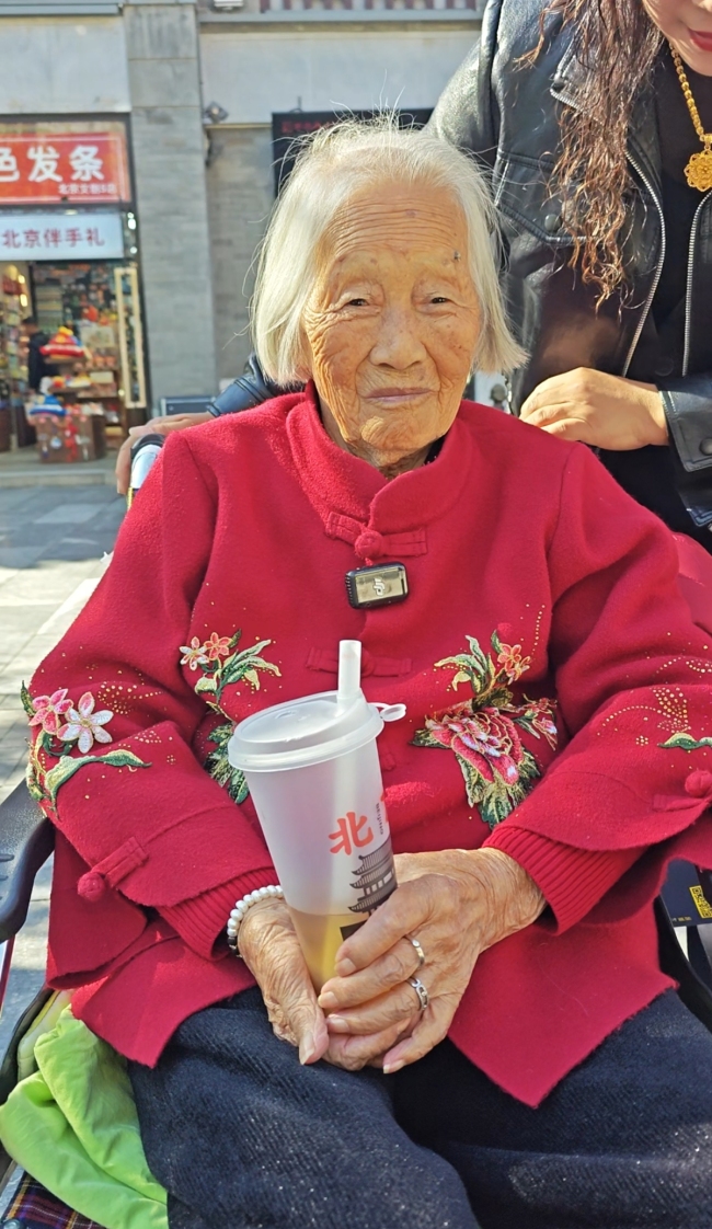 三姐妹轮流背92岁奶奶上长城 圆梦北京之旅