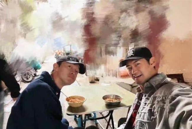 袁弘带胡歌去吃正宗热干面 儿时味道唤回忆