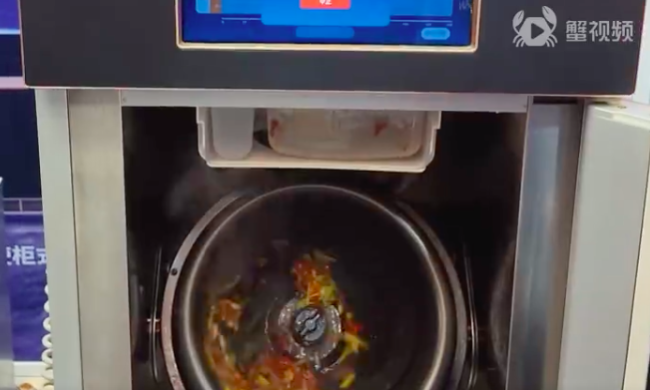 机器人3分钟炒出一盘小炒黄牛肉 