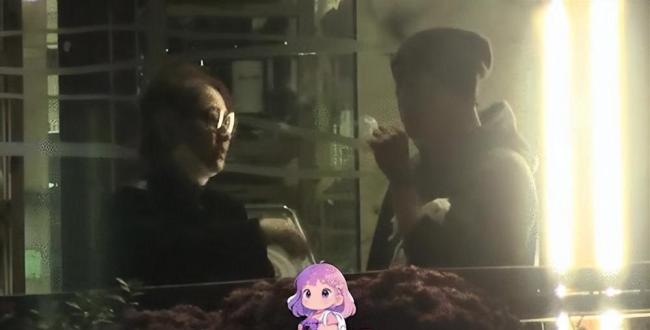 张卫健夫妻店外吸烟引争议 烟头处理惹议