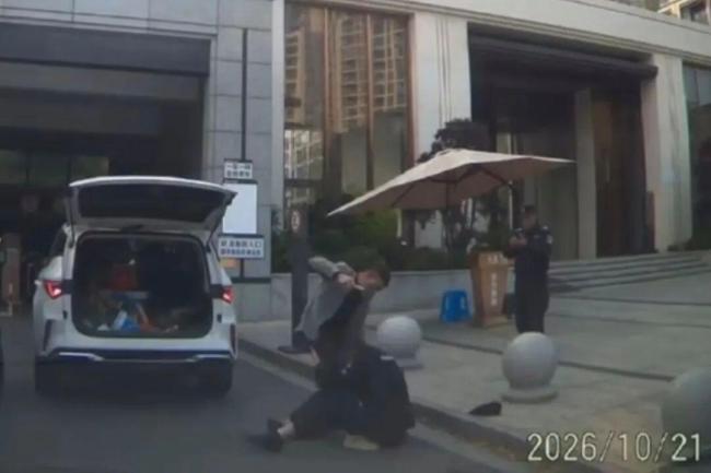 男子与保安发生争执后伤人 警方已介入